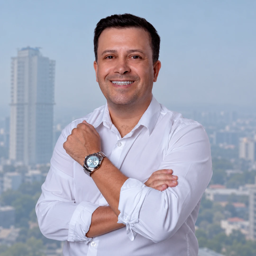Ciro Garcia de camisa branca e braços cruzados