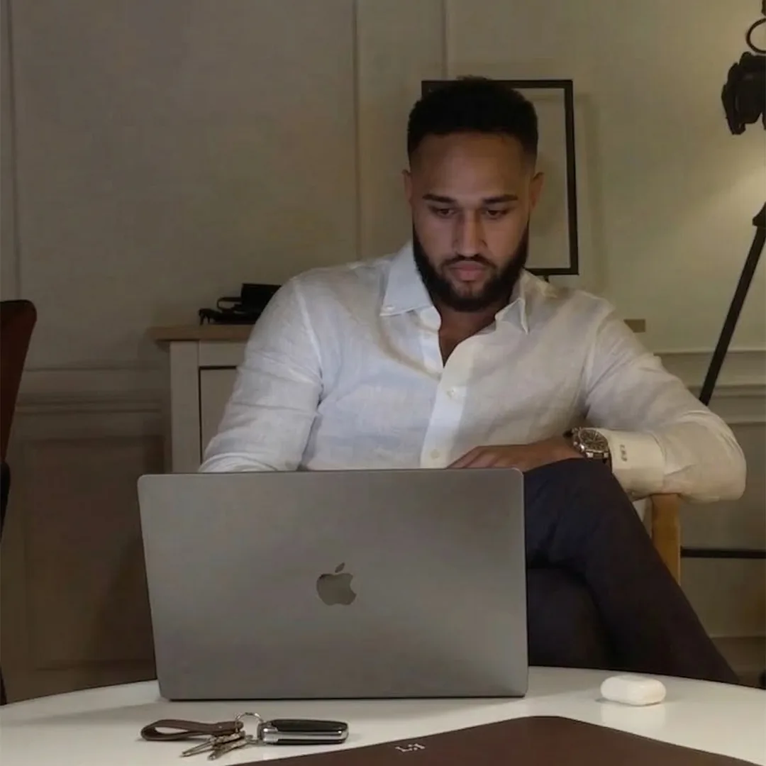 Felipe Rizze trabalhando no notebook